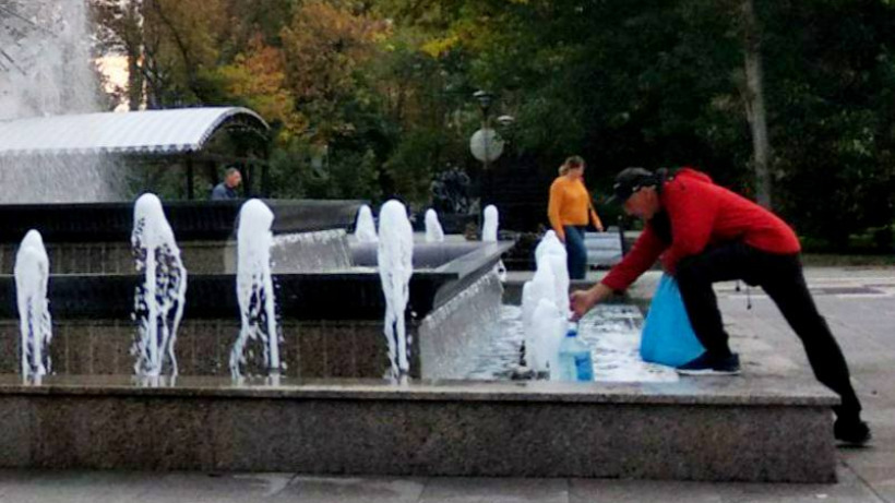 Массовое отключение воды. Жители Саратова набирали техническую воду из фонтана у цирка