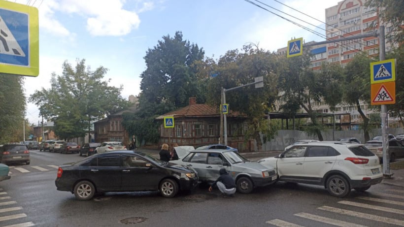 В центр Саратова массовое ДТП блокировало проезд по Чапаева