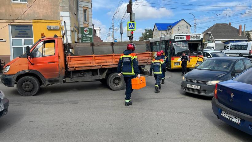В Саратове столкнулись автобус и грузовая ГАЗель. Пострадал двухлетний ребенок