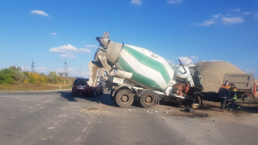 В Ершовском районе столкнулись бетономешалка и грузовик