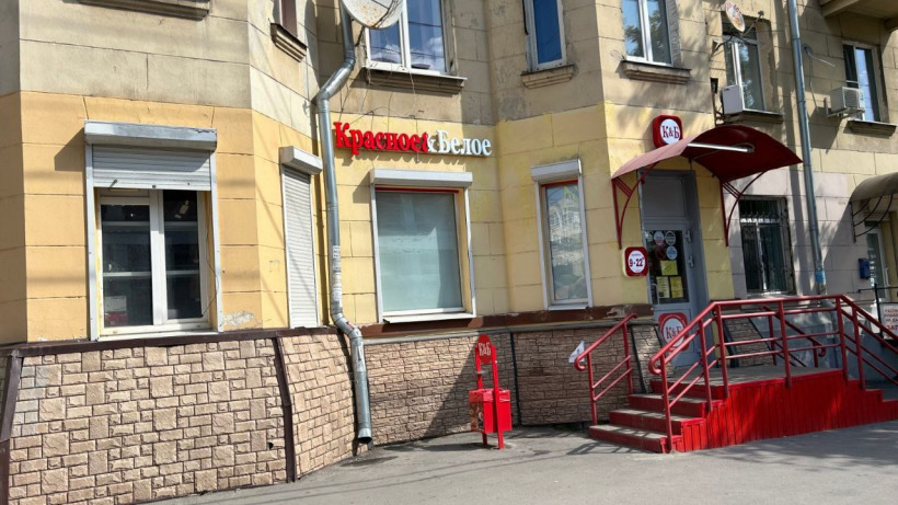 В Саратове чиновники обязали собственников дома с магазином Красное и белое изменить фасад