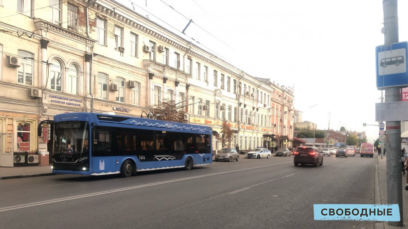 В час пик в центре Саратова из-за ДТП встали троллейбусы 15