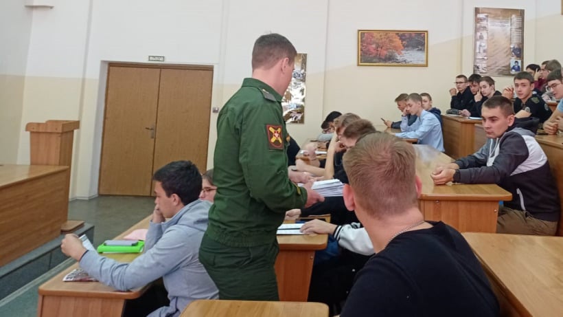 Работник призывного пункта пришел рассказать саратовским студентам о службе по контракту и СВО