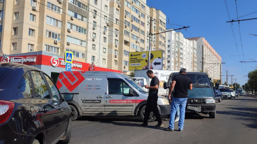 Очевидец: Из-за столкновения двух машин в районе моста в Энгельсе образовался затор