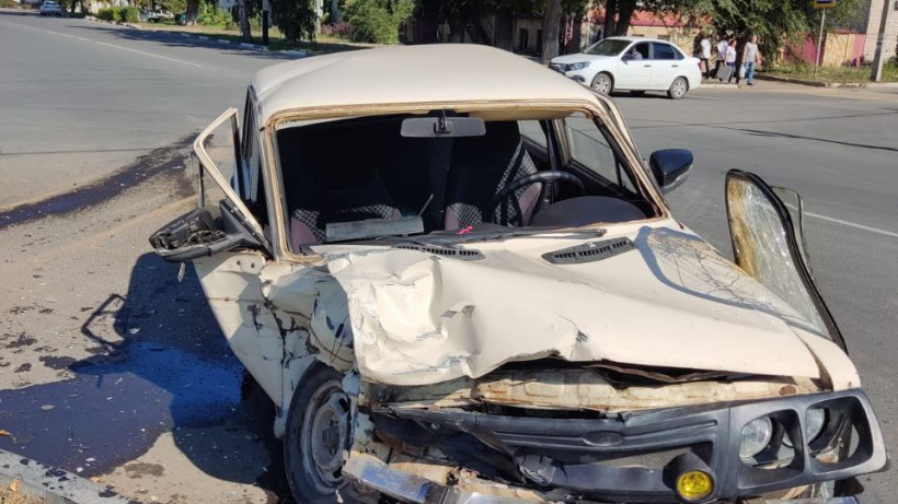 В Балакове женщина пострадала при столкновении ВАЗа с иномаркой
