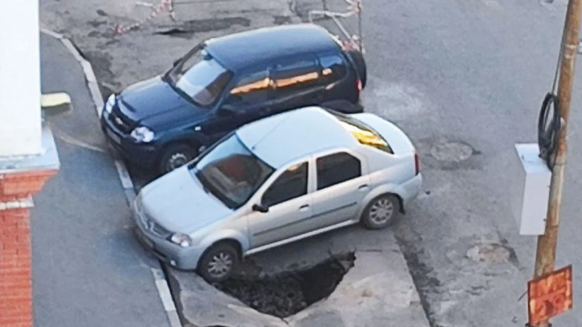 В центре Саратова из-за прорыва трубы под автомобилями провалился асфальт