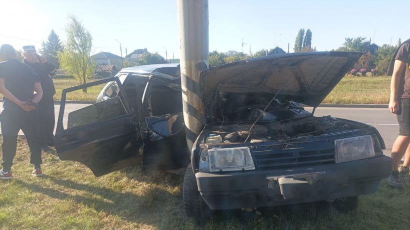 В Энгельсе «девятка» сложилась пополам после удара о столб. Юный водитель и пассажирка в больнице