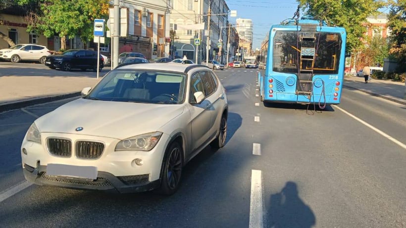 В центре Саратова водитель BMW сбил женщину