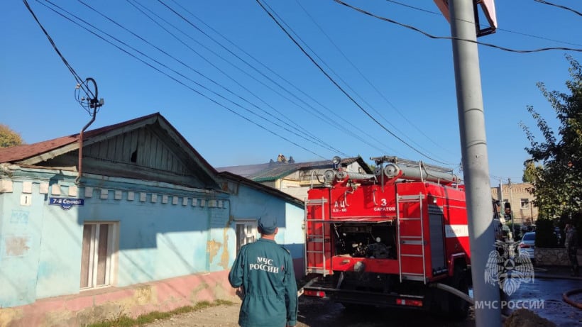 В Саратове спасли от огня дома, стоящие вплотную к горящему зданию