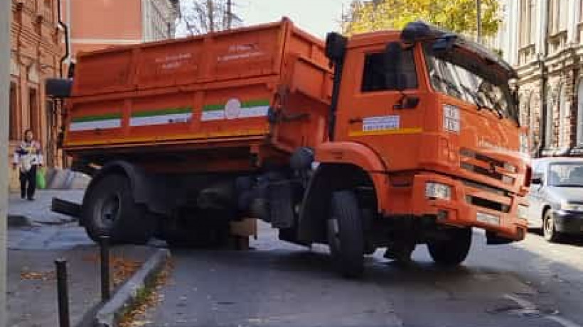 В центре Саратова мусоровоз провалился колесом в асфальт и перегородил улицу