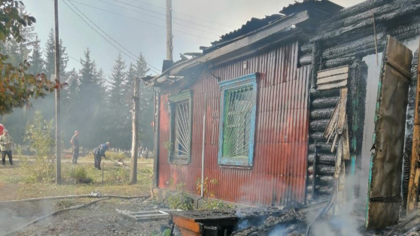 В Ртищевском районе сгорел дом с ФАПом и почтой 