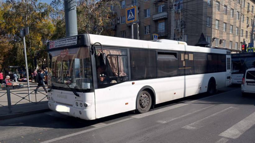 В центре Саратова автобус сбил пенсионера. Мужчину доставили в больницу