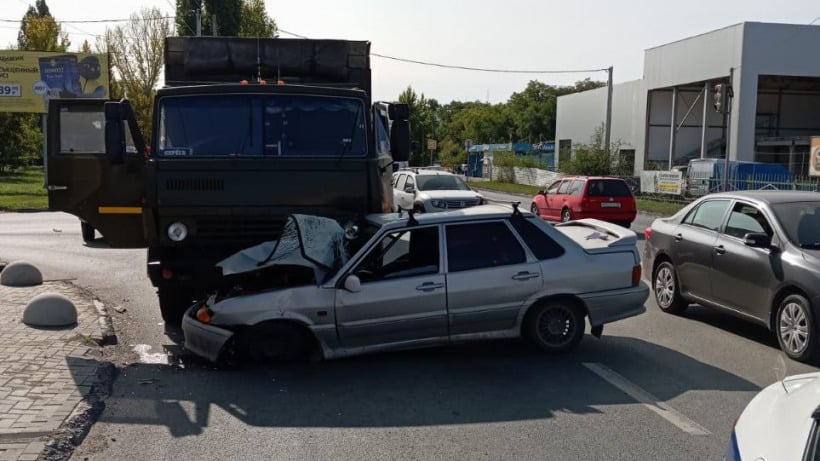 В Балакове водитель ВАЗа врезался в КамАЗ и попал в больницу