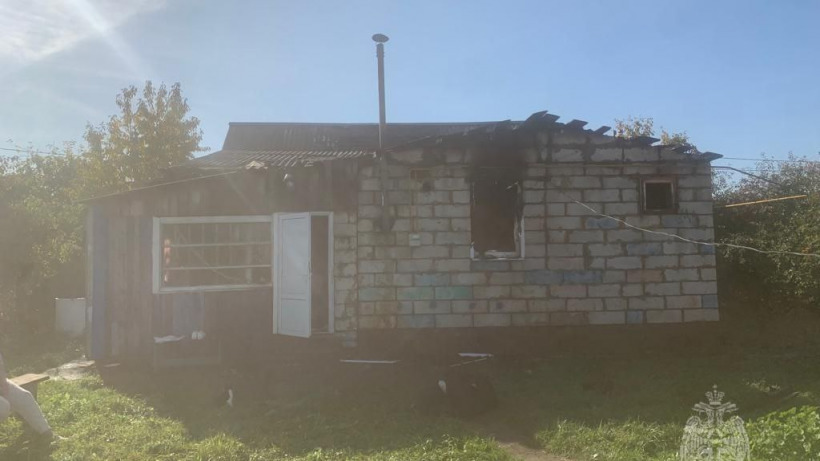 Под Саратовом три пожарных расчета тушили жилой кирпичный дом
