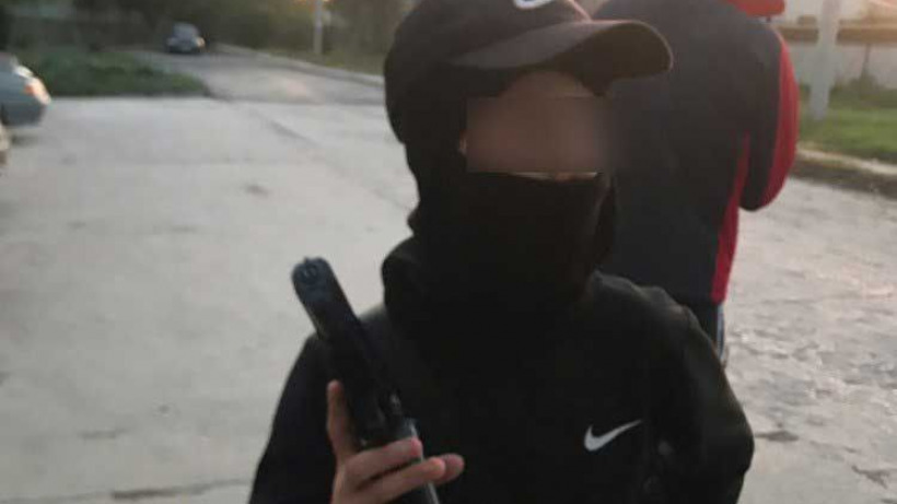 В Балакове подросток в балаклаве расстрелял из пневматики детскую площадку