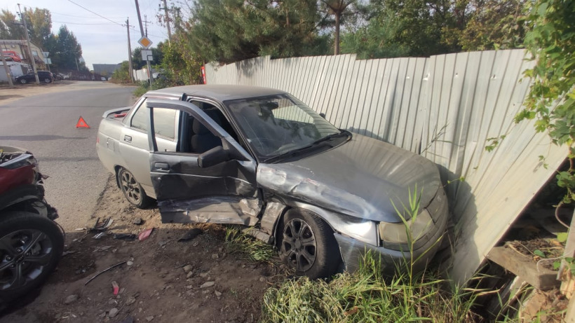 В Затоне «десятка» после столкновения с KIA протаранила забор. Пассажир в больнице