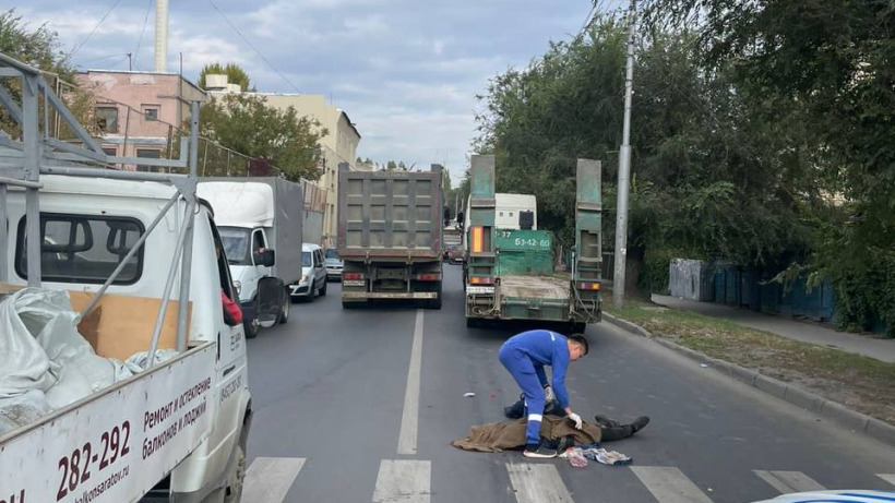 В Саратове водитель грузовика насмерть сбил мужчину
