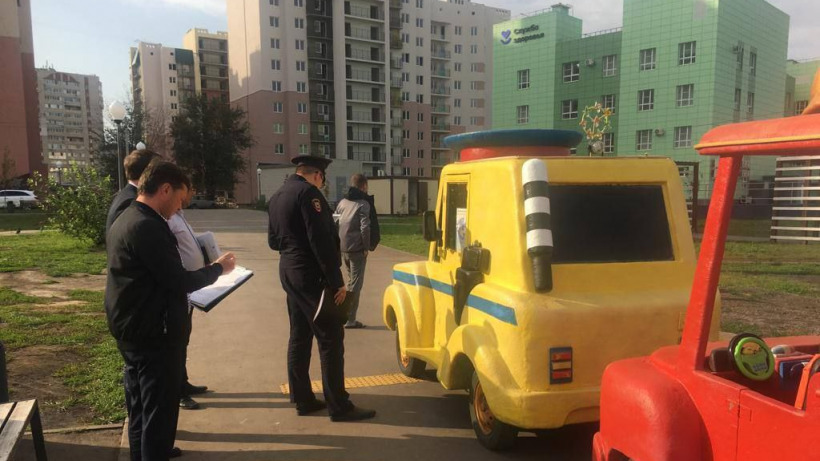 В Саратове чиновники с силовиками остановили работу «полицейского» паровозика
