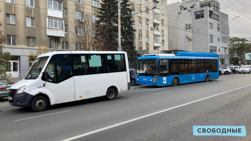 На Московской в Саратове маршрутка и троллейбус устроили ДТП