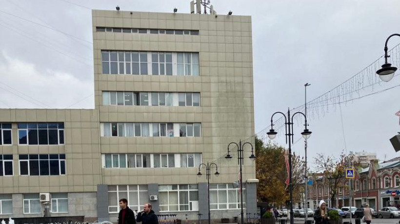 С университета в центре Саратова сняли плакат приемной комиссии из-за нарушения дизайн-кода