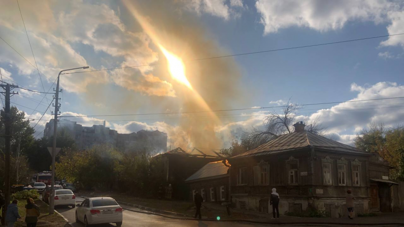 В Волжском районе горела крыша частного дома