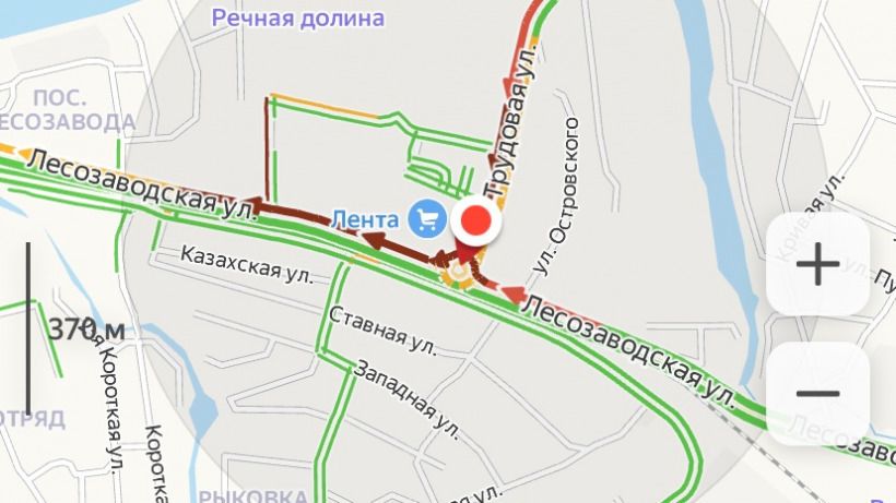 В утренний час пик на подъезде к мосту Саратов-Энгельс образовался сильный затор