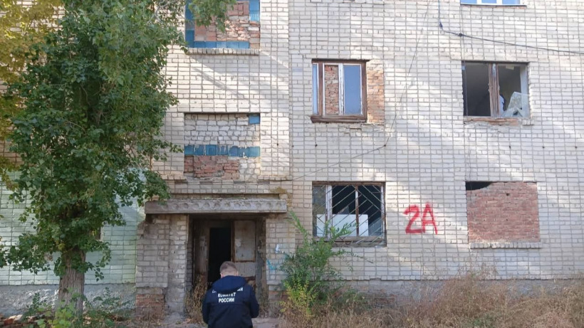 Следователи заинтересовались разваливающимся бывшим общежитием в Новоузенске без тепла, в котором приходится жить людям