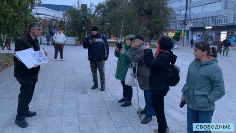 Полиция изъяла у саратовского активиста плакат с пикета в поддержку политзаключенных