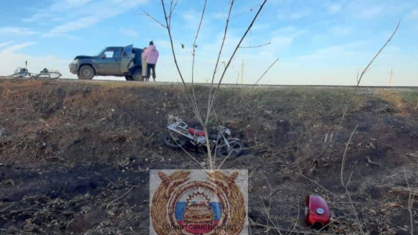 На трассе под Саратовом двое подростков ехали на мопеде и столкнулись с «Нивой»