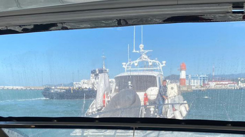 В Черном море спасли двоих саратовских туристов, поплывших на поврежденной яхте в непогоду