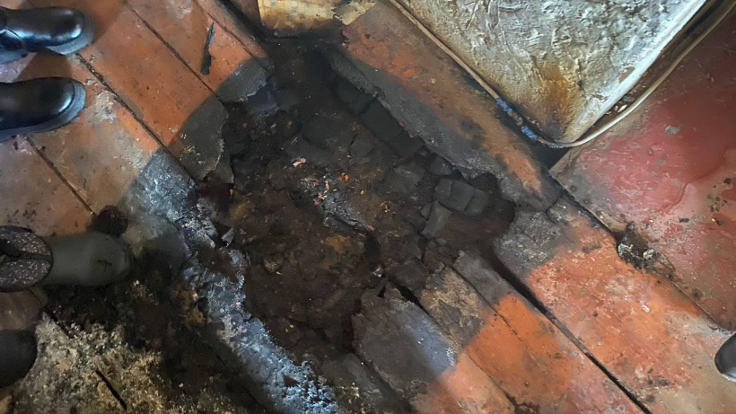 Под Саратовом пожилой сельчанин погиб из-за электроплитки, которая прожгла пол