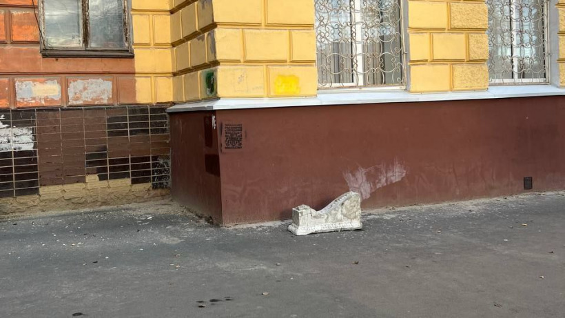 Очевидец: Дом на Шехурдина представляет угрозу для прохожих