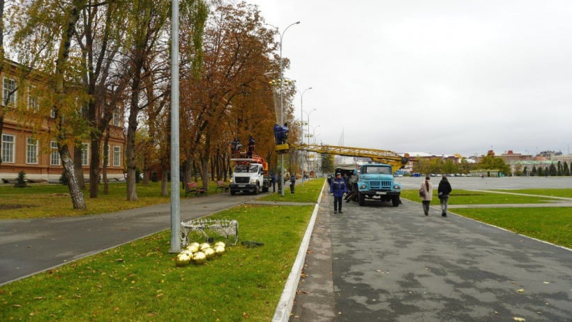 Саратов начали украшать к Новому году. Закончат работы к середине декабря