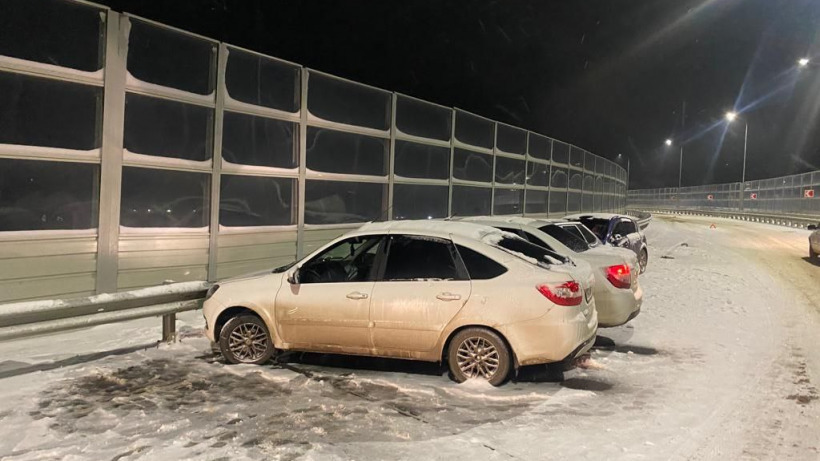 Во время сильного снегопада в Татищеве произошло ДТП с пятью автомобилями