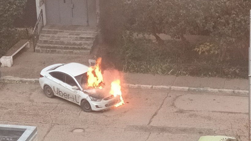 Во дворе жилого дома в Балакове горело такси