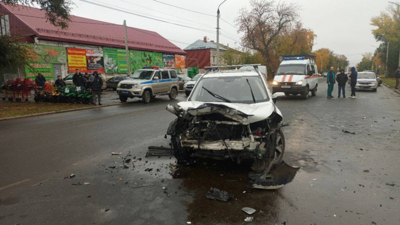 В Балакове спасателям пришлось деблокировать из Mazda водителя после столкновения с Subaru. Пострадали еще два человека