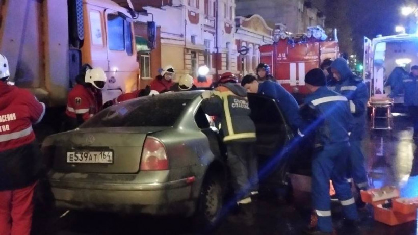 Ночью в Саратове иномарка врезалась в грузовик. Пострадал водитель легковушки