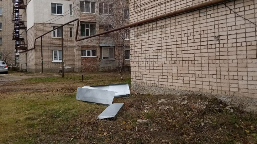 Улетевшие куски крыши и рухнувшее на дорогу дерево. Саратовцы рассказали о последствиях сильного ветра
