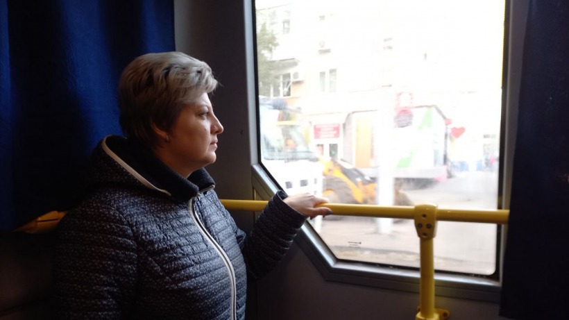 В Саратове начали работать маршруты за 10 рублей, замещающие трамваи. Мэр опробовала новый транспорт