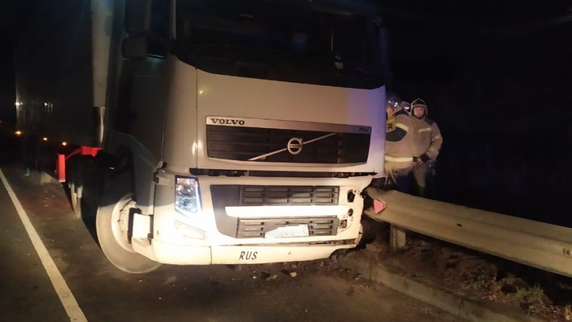 Водитель «Вольво» госпитализирован после наезда на дорожное ограждение под Саратовом