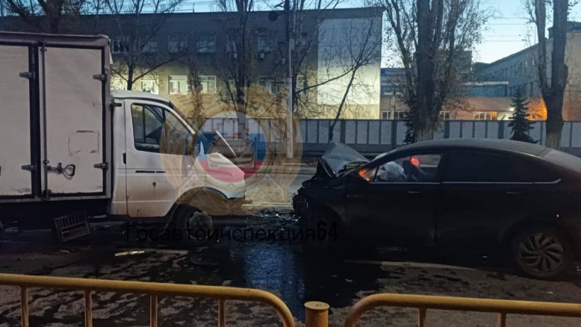 Утром в Саратове два водителя и женщина пострадали в ДТП с «ГАЗелью»