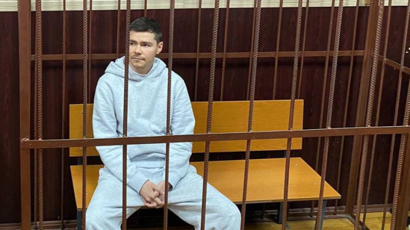 Блогера и бизнес-тренера Аяза Шабутдинова обвинили в восьми преступлениях. Он отправлен в СИЗО