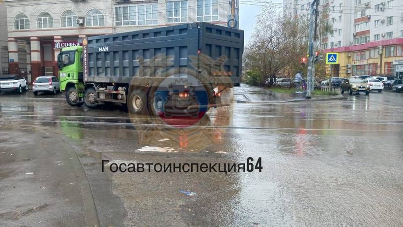 В центре Саратова после наезда КамАЗа госпитализировали двух человек