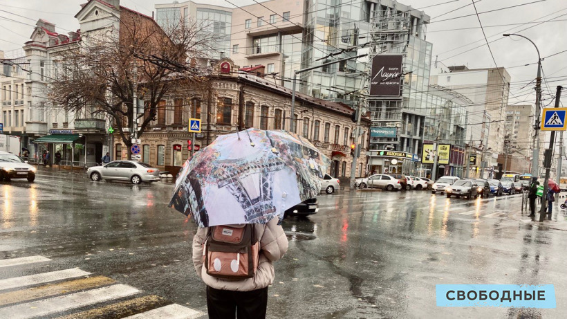 Дождь и туман в Саратове. Автоинспекция попросила водителей снижать скорость перед лужами