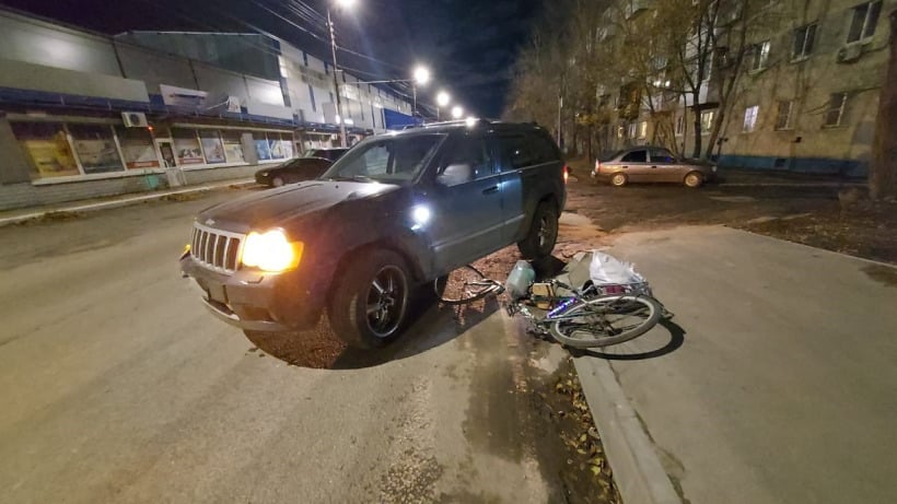 На Большой Садовой женщина на велосипеде попала под колеса джипа