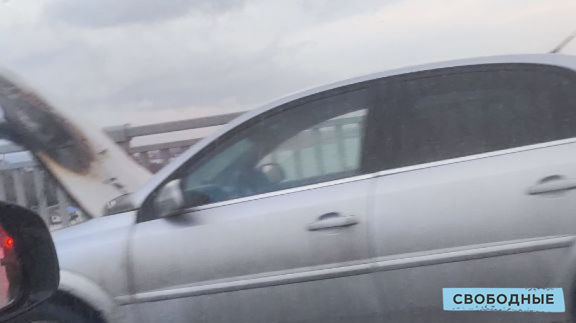 На мосту Саратов-Энгельс загорелся автомобиль