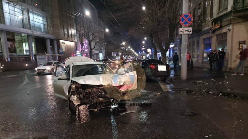Вечером в центре Саратова молодой водитель «Гранты» врезался в иномарку. Пострадали три человека