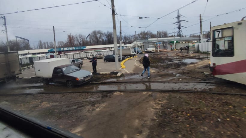 В Саратове застрявший в грязи на рельсах автомобиль остановил движение трамваев