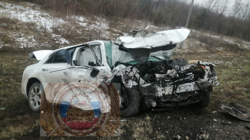 Renault и Chrysler смялись после столкновения в Балашовском районе. Водителей отвезли в медучреждение