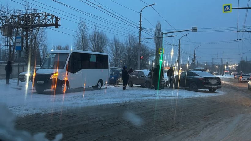 В Ленинском районе произошло тройное ДТП с участием маршрутного такси 